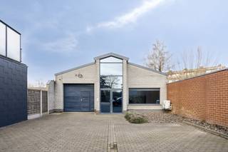 IndelingKantoorruimte (125 m²) - 85 m² op gelijkvloers - 40 m² op verdiepingLoods (290 m²)Afwerking & voorzieningenKantoor: schrijnwerk met...
