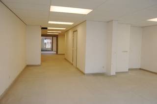 Spacieuse propriété commerciale (168m²) avec diverses possibilités à vendre.Situé au centre d'Oostduinkerke-Bad, sur la Koninklijke Baan entre...