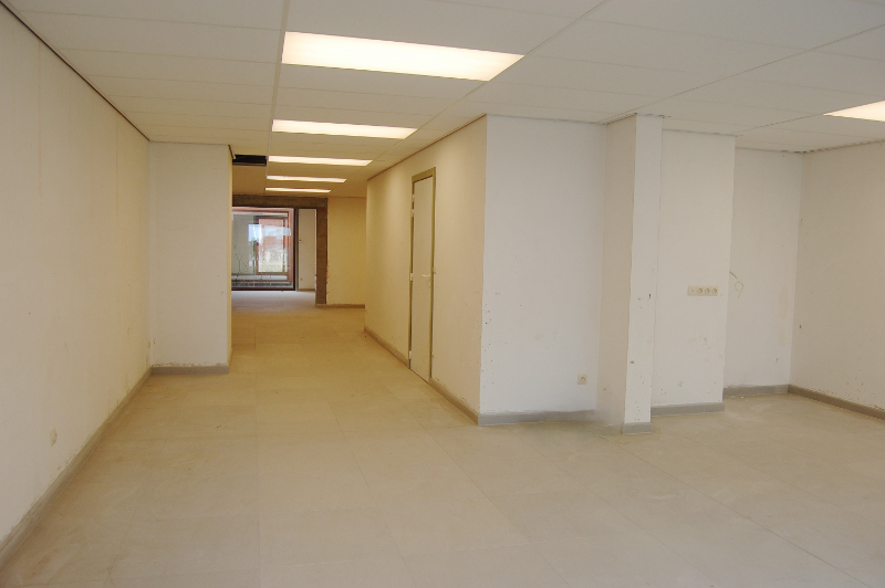 Ruim en centraal gelegen handelspand te koop - foto 2