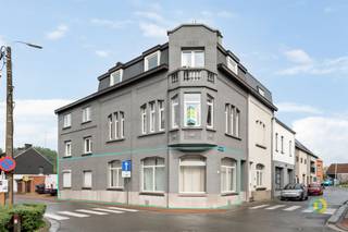 <p><span>Dans le quartier calme et verdoyant de Melsbroek, nous avons le plaisir de vous présenter cette propriété de rendement très bien entretenue, composée de trois unités résidentielles séparées, chacune avec son propre terrain extérieur.L'unité du rez-de-chaussée est actuellement enregistrée comme espace commercial, mais est en pratique louée comme un confortable appartement de deux chambres. Au premier et au deuxième étage se trouvent deux appartements spacieux avec deux chambres chacun : l'unité du premier étage mesure 115 m², celle du deuxième étage pas moins de 125 m².Cette propriété représente une opportunité unique pour les investisseurs à la recherche de rendements solides, mais séduit également les familles ou les couples qui souhaitent investir ensemble. Cette propriété représente une opportunité unique pour les investisseurs à la recherche d'un rendement solide, mais aussi pour les familles ou les couples qui cherchent à investir ensemble. Pensez aux frères et sœurs qui achètent ensemble et occupent chacun leur propre unité, ou à ceux qui aiment utiliser un appartement et louer ou vendre les autres unités.Un bonus supplémentaire : chaque unité dispose d'un espace de stationnement privé adjacent au bâtiment, où un espace est également prévu pour placer proprement les poubelles et garer les vélos en toute sécurité. En outre, chaque unité résidentielle dispose de son propre sous-sol, ce qui ajoute à son confort.Vous êtes à la recherche d'un investissement polyvalent et rentable offrant de nombreuses possibilités ? Dans ce cas, cette propriété vaut vraiment la peine d'être visitée !</span></p>