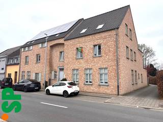 Het appartement heeft de volgende indeling: Men komt binnen via de inkomhal waarna men in de ruime en lichtrijke living komt (parket, 27m²)...