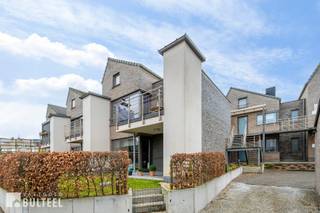 In het centrum van Bornem vinden we dit comfortabel gelijkvloersappartement met garage te residentie Dammehof, gelegen in een rustig en privaat binnengebied in de Allemanshofstraat. Het bevindt zich vlakbij winkels en openbaar vervoer met een goede verbinding naar de N16 en A12. Het appartement bestaat uit een lichtrijke leefruimte met open keuken, 1 slaapkamer, een badkamer (douche, wastafel en toilet) en een leuk tuintje met terras en buitenberging. Verder beschikt het appartement nog over een ruime ondergrondse garagebox. EPC Label B. De elektriciteit is conform! Deze residentie is uitermate geschikt voor personen die in het centrum willen wonen maar toch in alle rust. Contacteer ons voor een plaatsbezoek.