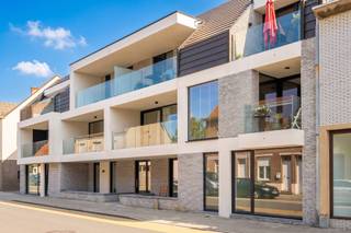 Instapklaar kwalitatief afgewerkt appartement (2021) met 2 slaapkamers en 2 terrassen te koop op de eerste verdieping in residentie Twins, gelegen in de Henri Lebbestraat in Waregem. INDELINGInkomhal, living, ruim terras, volledig ingerichte keuken met kwalitatieve toestellen, berging, toilet, slaapkamer 1, slaapkamer 2, badkamer met inloopdouche en dubbele lavabo, groot zonnig terrasTROEVEN- mooie kwaliteitsvolle keuken- slaapkamers achteraan bieden toegang tot een groot zonnig terras- reeds geschilderd- verlichting inbegrepen- ondergrondse berging + fietsenhaak aanwezigMogelijkheid aankoop ondergrondse garagebox: prijs 27.500 €Deze eigendom wordt verkocht onder registratierechten.Wenst u meer informatie of een afspraak? Aarzel niet om contact op te nemen: 056 605 605.Bestuursmaatregelen in het maatregelenregister: in aanvraag