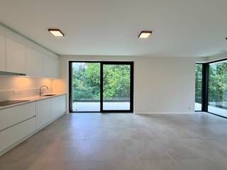 Op fietsafstand van het centrum van Roeselare en Rumbeke kan je dit modern, hedendaags appartement terugvinden. <br />Vlakbij verschillende invalswegen ligt dit appartement enorm centraal, vlot bereikbaar en toegankelijk.<br />Kleuter- en lagere school, bakkerij, buurtwinkel, grootwarenhuizen, sportcentra en verschillende horecazaken zijn slechts op enkele ogenblikken van dit appartement verwijderd. <br /><br />Dit instapklaar appartement beschikt over een ruime inkomhal met gastentoilet, lichtrijke woon- en eetkamer met ruim zonneterras, geïnstalleerde keuken, 2 slaapkamers, badkamer (wastafel, inloopdouche), berging, ondergrondse staanplaats en een gemeenschappelijke fietsenstalling waar u twee fietsen in kwijt kan. <br /><br />Daarnaast geniet dit appartement van een zonovergoten tuin in een oase van groen, ondergrondse staanplaats, vloerwarming, dubbele beglazing, inclusief lichtarmaturen en een videofoon. <br /><br />Verder beschikt het appartement over een royaal terras dat bereikbaar is via zowel de woonkamer als de twee slaapkamers.<br /><br />Het afgesloten privédomein beschikt over een prachtig onderhouden parktuin met wandelpaden en groene zones waar rust en privacy centraal staan. Zo geniet je dagelijks van een ruime, groene omgeving zonder zelf instaan voor het onderhoud.<br /><br /><strong>Goed om weten: </strong><br />Basishuurprijs: €875,- /maand (inclusief ondergrondse autostaanplaats)<br />Provisie: €75,-/maand<br />Vrij vanaf heden<br /><br /><strong>Is dit appartement met zijn unieke ligging het appartement waarnaar u op zoek bent? <br />Twijfel niet langer en neem contact met ons op!</strong>