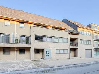 <strong>VLOT TOEGANKELIJKE ONDERGRONDSE AUTOSTAANPLAATS </strong>op een <strong>CENTRALE LOCATIE</strong> in <strong>BRAKEL</strong>. Deze staanplaats bevindt zich in een <strong>RECENTE RESIDENTIE</strong> en biedt dankzij de <strong>AUTOMATISCHE POORT</strong> een veilige en comfortabele toegang. Ideaal voor <strong>BEWONERS OF OMWONENDEN</strong> die nood hebben aan extra parkeergelegenheid. Dankzij de ligging op wandelafstand van winkels, scholen en openbaar vervoer vormt deze <strong>AUTOSTAANPLAATS EEN PRAKTISCHE OPLOSSING VOOR WIE ZIJN WAGEN ZORGELOOS WIL PARKEREN IN HET HART VAN BRAKEL.</strong><br /><br /><br />Adres: Gauwstraat 9 te Brakel