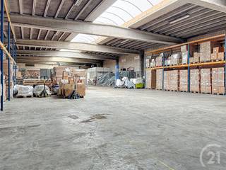 Ruime woning met groot magazijn en kantoorruimte nabij het centrum van Schriek.De woning heeft op het gelijkvloers een inkomhal met gastentoilet, een...