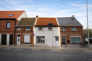 Ontdek de mogelijkheden van deze woning aan Damstraat 35 in Hamme – een ideale opportuniteit voor investeerders, starters of wie op zoek is naar een opbrengsteigendom met potentieel. Deze op te frissen woning vormt een solide basis voor iedereen die graag zelf vorm geeft aan zijn toekomstige thuis of een vastgoedproject wil realiseren met meerwaarde.<br /><br />De woning bevindt zich op een gunstige locatie in Hamme, op korte afstand van winkels, scholen, openbaar vervoer en andere dagelijkse voorzieningen. Dankzij de vlotte verbindingen naar het centrum én omliggende gemeenten is dit een uitstekende uitvalsbasis.<br /><br />Op het gelijkvloers leidt de inkomhal naar de gezellige leefruimte, met aansluitend de keuken en een badkamer voorzien van douche en toilet. Achteraan bevindt zich een knus tuintje: perfect voor wie graag wat buitenruimte heeft, maar geen uitgebreide onderhoudswerken wil.<br /><br />De eerste verdieping omvat twee goed ingedeelde slaapkamers, ideaal voor een klein gezin, alleenstaanden of als huurindeling.<br /><br />Een bijkomende troef van deze woning is het gunstige EPC-label C, wat betekent dat u niet alleen geniet van een aangenaam wooncomfort, maar ook van een betere energie-efficiëntie, wat een waardevolle meerwaarde biedt op lange termijn.<br /><br />Hoewel de woning vrij is van renovatieverplichtingen, kan een gerichte opfrissing de woonkwaliteit verder verhogen en de woning laten uitgroeien tot een warme, sfeervolle thuis of een aantrekkelijke verhuurwoning met een mooi rendement.<br /><br />Bent u op zoek naar een betaalbaar pand met duidelijke troeven? Ontdek dan zeker deze woning en laat u inspireren door de mogelijkheden.