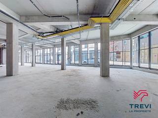 TREVI LA PROPRIETE À louer : surface commerciale modulable proche du commercial Rive Gauche, en plein cœur de Charleroi. Situé dans un environnement commerçant dynamique et bénéficiant d’un important flux piétonnier quotidien, cet espace offre une visibilité optimale au sein d’un des pôles commerciaux les plus fréquentés de la région.La surface disponible est adaptable selon les besoins spécifiques de votre activité (retail, services, cosmétique, téléphonie, etc.) et peut être aménagée en fonction de votre concept. Que vous recherchiez un petit espace optimisé ou une plus grande surface pour une implantation marquante, nous étudions toutes les configurations possibles.Le loyer est fixé en fonction de la surface réellement utilisée, vous offrant une flexibilité financière en cohérence avec votre projet.Le local bénéficie d’une large vitrine, d’un accès direct vers les galeries principales du centre, de toutes les commodités modernes et d’un environnement commercial attractif, entouré d’enseignes nationales et internationales.Pour plus d'information, n'hésitez pas à nous contacter au 071/33.37.69 ou via notre site www.lapropriete.be