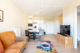 Ontdek deze <strong>assistentiewoning </strong>op de<strong> tweede verdieping</strong>, ideaal gelegen in het<strong> centrum van Wevelgem</strong> en op<strong> wandelafstand van het station</strong>. Hier woon je niet alleen centraal, maar ook comfortabel en in alle rust.<br />De flat beschikt over een<strong> lichtrijke woonkamer</strong> met <strong>open keuken</strong>, <strong>twee slaapkamers</strong>,<strong> een praktische badkamer</strong> en een <strong>aparte berging</strong> met <strong>aansluiting voor wasmachine en droogkast</strong>. Aansluitend aan de woonkamer vind je <strong>een ruim terras</strong> met een mooi uitzicht op de <strong>aangelegde, gemeenschappelijke binnentuin</strong> – een oase van groen en rust.<br />Als bewoner geniet je van <strong>tal van</strong> <strong>faciliteiten, beleving en ondersteuning</strong>. Denk aan gemeenschappelijke ruimtes, georganiseerde activiteiten, praktische diensten en een warme, zorgzame omgeving waar<strong> levenskwaliteit centraal staat.</strong><br />Deze flat biedt de ideale mix van zelfstandigheid, comfort en geborgenheid.<br /><br />Dit appartement wordt op heden verhuurd. <br />Interesse? Neem vandaag nog contact op voor meer informatie of een bezoek ter plaatse.