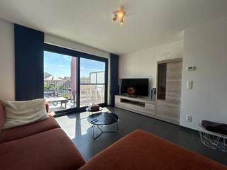 ! BEZOEKSTOP !<br />Aangenaam wonen in het hart van Haacht, met de markt en dagelijkse voorzieningen op wandelafstand. Dit verzorgd duplexappartement, gelegen op de 1ste en 2de verdieping van een kleinschalige residentie combineert rust en comfort met een uitstekende ligging. <br />Het beschikt onder meer over 2 slaapkamers, een aangenaam zuid-oost gericht terras en 2 private autostaanplaatsen. Geen lift in het gebouw. <br /><br />✨ 𝗘𝘅𝘁𝗿𝗮 𝘁𝗿𝗼𝗲𝘃𝗲𝗻<br />•Rustige ligging, centraal in Haacht<br />•Riant zuid-oost gericht terras<br />•2 private autostaanplaatsen<br />•Energiezuinig wonen met EPC-label A<br />•Geen gemeenschappelijke kosten<br />•Raamdecoratie & verlichtingsarmaturen inbegrepen<br />•Extra bergruimte op de private zolder<br /><br />🗝️ 𝗣𝗿𝗮𝗸𝘁𝗶𝘀𝗰𝗵𝗲 𝗵𝘂𝘂𝗿𝗶𝗻𝗳𝗼𝗿𝗺𝗮𝘁𝗶𝗲<br />Huurprijs: € 990 p.m. | Huurwaarborg: 3 maanden<br />Huurcontract: 9-jaar (3-6-9) <br />EPC- score 88 (label A) | Beschikbaar vanaf 01 september 2026 <br />Plaatsbeschrijving door expert op gemeenschappelijke kosten (€ 187,55 incl. 21% BTW per partij.)<br /><br />📞 Interesse? Contacteer ons snel voor een bezoek via mail mét vermelding van telefoonnummer!