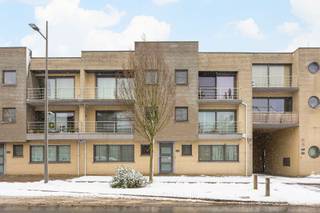 Op een centrale en tegelijk rustige locatie in Wilrijk bevindt zich dit aangenaam gelijkvloersappartement.Het appartement bestaat uit een lichtrijke...