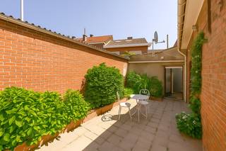 Deze OP TE FRISSEN STADSWONING is gelegen te Tielt met name in de Grote Hulststraat 12 op een perceel grond van 111 m² en met een...