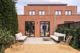 Een verborgen parel met karakter, ruimte en pure beleving (nieuwbouw met 4 slaapkamers).Achter deze gevel, op een opvallend rustige locatie en toch...