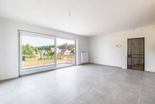 Dit recente appartement is gelegen op de 1ste verdieping.Indeling: inkomhal met apart toilet, ruime lumineuze leefruimte met geïnstalleerde open...