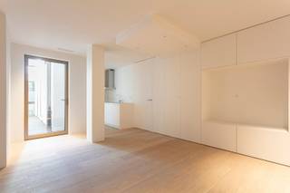 Bent u op zoek naar een volledig gerenoveerde kantoorruimte met buitenruimte in hartje Antwerpen? Dan is dit precies wat u zoekt! De ligging mag uitstekend genoemd worden. De kantoorruimte bevindt zich in de directe omgeving met toegang tot het openbaar vervoer, meerdere parken, winkels en alle belangrijke verbindingswegen!<br /><br />Indeling: <br />U komt binnen in de kantoorruimte met ingemaakte kasten. Aanpalend aan deze ruimte is er de open keuken (samen 23m²). De keuken is volledig geïnstalleerd en beschikt over een naastgelegen berging. Centraal is er een koer (8m²). Achteraan is er nog een polyvalente ruimte die kan dienen als vergaderruimte Er is ook nog een apart toilet. <br /><br />De gemeenschappelijke kosten bedragen €100/maand. Deze omvatten: voorschot water en minuterie gemeenschappelijke delen.<br /><br />OPM: de huurprijs is excl. BTW. <br /><br />Voor meer info of een bezoek, kan u steeds contact opnemen met One vastgoed!