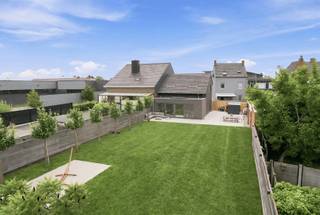 Welkom in de Wezestraat 1B te Ardooie, een energiezuinige woning met EPC-label A en een prachtige tuin. Dankzij de centrale ligging geniet u van een vlotte verbinding naar het centrum, scholen, winkels, openbaar vervoer en de autosnelweg.<br /><br />Via de inkomhal met gastentoilet betreedt u de woning. De lichtrijke eetplaats vormt het hart van de woning en sluit naadloos aan op zowel de leefruimte als de open keuken, die volledig uitgerust is met alle nodige toestellen. De leefruimte werd in 2022 uitgebreid en geniet dankzij de dakkoepel en grote raampartijen van een overvloed aan natuurlijk licht. Via het schuifraam wordt de tuin een verlengstuk van de woonruimte. Op het gelijkvloers bevindt zich bovendien een praktische berging, voorzien van aansluiting voor wasmachine en droogkast.<br /><br />Op de bovenverdieping vindt u drie slaapkamers terug, waaronder een master bedroom van maar liefst 18 m². De badkamer is uitgerust met een ligbad, inloopdouche, dubbele lavabo en toilet. Verder beschikt deze verdieping over een extra bergruimte met toegang tot de kruipzolder.<br /><br />Buiten geniet u van een grote, onderhoudsvriendelijke tuin met zonnig terras, ideaal om gezellig samen te genieten van een zomerse barbecue. De ruime oprit biedt plaats aan minimaal vier wagens.<br /><br />De vermelde prijs is een richtprijs; elk bod wordt voorgelegd aan de eigenaar, die het recht heeft dit te aanvaarden of te weigeren.<br /><br />Neem voorsprong met een vrijblijvende schatting via:<br />www.residentievastgoed.be/gratisonlineschatten