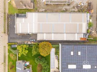 Grand entrepôt/atelier parfaitement entretenu, bureaux et parking pratique. Menuiserie idéalement située et en parfait état, offrant une surface totale exceptionnelle d’environ 2 400 m².Le bien dispose d’environ 1 600 m² d’espace d’entrepôt et de bureaux, complétés par de nombreuses places de stationnement sur le terrain.Le hangar est particulièrement bien entretenu et, grâce à ses grandes surfaces, son agencement pratique et son excellente accessibilité, il offre de nombreuses possibilités pour la production, le stockage, un atelier, des activités artisanales ou toute autre utilisation professionnelle.Une opportunité unique pour les entrepreneurs à la recherche d’espace, de cachet, d’accessibilité et de potentiel, sans avoir à réaliser d’importants travaux de rénovation.Emplacement de choix • environ 2 400 m² au total • environ 1 600 m² d’entrepôt et de bureaux • vaste parking • état impeccable