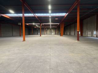 Magazijn 3450m² met 4 laadkades en ruime parking op Toplocatie in ZaventemVoorzieningen :Hoogte magazijn : 7mLaaddocks : 4Staalconstructie...
