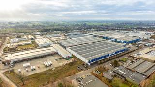 Premium bedrijvenlocatie langs de E17 in Sint-Niklaas, uitstekend zichtbaar en vlot bereikbaar. 30.000 m², inclusief nieuwbouw met inpandige...