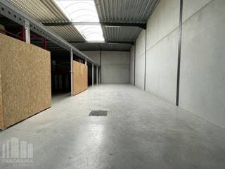 Magazijnruimte van +/- 200 m² te huur, deel uitmakend van een grotere nieuwbouw unit van 311 m². Fantastisch gelegen op industriezone Vlamingveld vlakbij de bedrijvige Gistelsteenweg, op amper 750 m van de E40 op- en afrit 6 Jabbeke.<br /><br />De loods heeft een vrije hoogte van +/- 6 m en is toegankelijk via een automatische sectionale poort en voorzien van een polybetonvloer, de nodige technieken alsook camerabewaking, verlichting en een lichtstraat met rookluik.<br /><br />De magazijnruimte maakt deel uit van het nieuwbouw KMO-project "Permeke".<br />Ruime parkeer- en manoeuvreerruimte op de site. Onmiddellijk beschikbaar.<br />Contacteer PANORAMA B2B voor bijkomende inlichtingen, plannen of een vrijblijvend plaatsbezoek 050 300 800.
