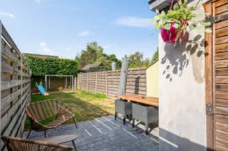 Nabij het centrum van Lier bevindt zich deze gerenoveerde woning met 3 slaapkamers en zuidwest-gerichte tuin. De woning ligt op wandel en/of fietsafstand van winkels, eet-en drankgelegenheden, scholen en het openbaar vervoer. Het station van Lier bevindt zich op slechts 200 meter. Tevens geniet u hier van een uitstekende bereikbaarheid vlakbij belangrijke invalswegen, alsook ligt de groene Stadsvest op slechts 350m van de woning.<br /><br />We betreden deze prachtige woning via de inkomhal. De sfeervolle leefruimte met veel natuurlijke lichtinval kan u inrichten met een gezellige zithoek en aparte eetplaats. Aansluitend bevindt zich de volledig ingerichte keuken, voorzien van de meest kwalitatieve toestellen. Achter de keuken vinden we nog een berging met aansluiting voor wasmachine- en droogkast, alsook een aparte toiletruimte. Via de berging komen we in de zuidwest-gerichte tuin, met terras en tuinberging, waar u steeds in alle rust kan genieten van het mooie weer. Op de eerste verdieping komen we bij de badkamer, voorzien van een lavabo, toilet, douche en ligbad. Via de nachthal op de tweede verdieping komen we bij de eerste twee slaapkamers. Op de derde verdieping bevindt zich nog de derde slaapkamer, afgewerkt met ingemaakte kasten. De woning is uitgerust met zonnepanelen, airco's en heeft een gunstige EPC waarde van slechts 175 kWh/m² per jaar. De woning is beschikbaar vanaf 1 april 2027.<br /><br />Er is een mogelijkheid om een garage op wandelafstand bij te huren (meer informatie op aanvraag).<br /><br />Dit is een uitstekende opportuniteit als u op zoek bent naar een gerenoveerde woning met 3 slaapkamers en tuin op een uitstekende locatie nabij het centrum van Lier. Contacteer ons voor meer informatie op 0472 82 80 66 of neem een kijkje op www.boonstravastgoed.be. <br /><br />Bijzonderheden:<br />- Uitstekende ligging<br />- Zuidwest-gerichte tuin met berging<br />- Energiezuinige gerenoveerde woning