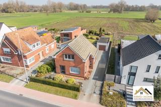 Deze karaktervolle woning ontvangt je in een ruime inkomhal, en zo kom je verder tot in zowel de leefruimte als de keuken. De zithoek en...
