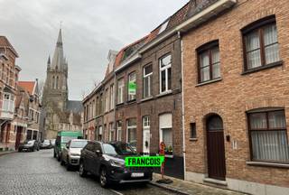 Ontdek deze charmante, instapklare stadswoning in het hart van Brugge. Dankzij de centrale ligging bereik je vlot scholen, winkels, openbaar...