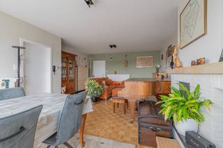 Op wandelafstand van het centrum, scholen en winkels vinden we dit instapklare en volledig gerenoveerde appartement van maar liefst 103 m². Een ideale combinatie van ruimte, comfort en een uitstekende ligging! Het appartement omvat een inkomhal, een lichtrijke leefruimte, apart toilet, praktische berging en een volledig ingerichte keuken. Verder zijn er 3 slaapkamers en maar liefst 2 terrassen, ideaal om op verschillende momenten van de dag van de buitenlucht te genieten. Het gebouw beschikt bovendien over een lift. Voor extra comfort bestaat er de mogelijkheid om een garage aan te kopen. Een ruim, verzorgd en volledig gerenoveerd appartement op een topligging in Dendermonde ideaal voor gezinnen of als interessante investering. Voor info : dirk@berno.be.