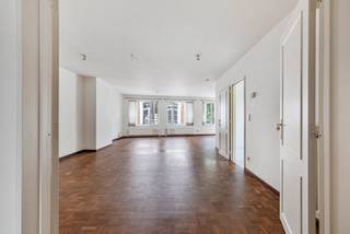 Ruim appartement van ca. 135 m² op de 2de verdieping centraal gelegen vlakbij de Grote Markt te Turnhout met ruime woonkamer, gesloten keuken, berging, gastentoilet, 3 slaapkamers, badkamer en terras. Garagebox in de kelderverdieping verplicht aan te kopen aan 20.000,00euro.<br /><br />Indeling:<br />De inkomhal biedt toegang via de dubbele deur tot de ruime woonkamer op parket. <br />De ingerichte keuken met ontbijthoek beschikt over een praktisch aansluitende berging/wasplaats met tevens toegang tot de hal.<br />Achteraan het appartement treffen we de 3 slaapkamers aan waarvan de masterbedroom over het terras beschikt met ZO oriëntatie.<br />De badkamer is voorzien van een bad, dubbele wastafel en toilet.<br />Dit appartement is netjes afgewerkt met hoogwaardige parket in zowel het woon- als het slaapgedeelte.<br />Extra troef is dat het hier over een hoekappartement gaat waardoor er veel lichtinval is in de diverse leefruimtes.<br /><br />Kenmerken:<br />* EPC-label: B! Nieuwe verwarmingsketel merk Bosch geplaatst in 2024, superisolerende 4-seizoensbeglazing aangebracht in 2024<br />* geen asbest aanwezig<br />* conforme elektrische keuring<br />* de gemeenschappelijke daken zijn dit jaar geïsoleerd en terrassen zijn vernieuwd, tevens is de gevel gereinigd
