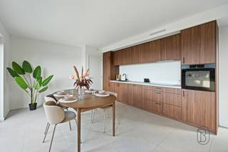 Derniers 6 appartements ! Ce nouveau projet moderne ROOTS est situé au calme avec vue sur la verdure, à distance de marche de la gare et du CENTRE. Agréables terrasses et/ou jardins, pièces de vie lumineuses avec cuisines ouvertes entièrement équipées, finition complète et quasi prêt à être livré. Emplacements de parking souterrains et caves disponibles. Quasi neutre en énergie (max E30) : chauffage au sol prévu.<br />Souhaitez-vous visiter l'appartement témoin ? guido@immobeguin.be