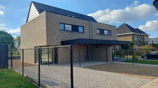 <strong>Project Willemshof Serskamp – Nieuwstraat - un dernier lot disponible dans ce projet Sibomat réussi à l'architecture intemporelle</strong><br /><br />Ce bâtiment 3 faces est situé au centre du triangle Gand, Termonde, Alost et à proximité de la sortie E40 - Wetteren. L'accessibilité est essentielle ! La gare de Wetteren, avec des connexions directes vers Bruxelles ou Gand, est à 2,5km et le centre à 500m. Ecole primaire à 1km et écoles primaires et secondaires à Wetteren, à moins de 3km, ainsi que toutes les grandes chaînes de magasins.<br /><br />Ce dernier lot à l'architecture moderne est situé sur un terrain spacieux de 319m² et dispose d'une surface habitable de 171m². La propriété dispose des dernières technologies énergétiques telles que la pompe à chaleur et 10 panneaux solaires. La maison est entièrement finie et prête à être emménagée. Salon et cuisine spacieux. 3 chambres (extension à 4 chambres possible) et salle de bains avec baignoire et douche à l'italienne à l'étage. <br /><br />Sibomat propose de loin la méthode de construction la plus rapide et la plus durable de Belgique. Chez Sibomat, nous sommes le leader depuis plus de 40 ans avec plus de 8.000 réalisations à notre actif. Nous réalisons également votre maison avec une grande qualité, une grande précision et dans un délai très court.<br /><br />Vous souhaitez obtenir plus d'informations sur ce projet ? N'hésitez pas à contacter votre conseiller régional en bâtiment, Roderik Bombeke (0475 74 76 22) of roderik.bombeke@sibomat.be.