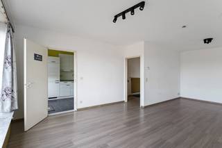 Appartement met 2/3 slaapkamers in residentie Wilghendael.  Ruime inkomhal met toilet, woonkamer met mooi vergezicht aan keuken met balkon, badkamer (dubbele lavabo en ligbad), 2 slaapkamers en 3de kamer als bureel/hobbyruimte.  Extra's: kelderberging, conforme elektrische keuring, gemeenschappelijke fietsenstalling.