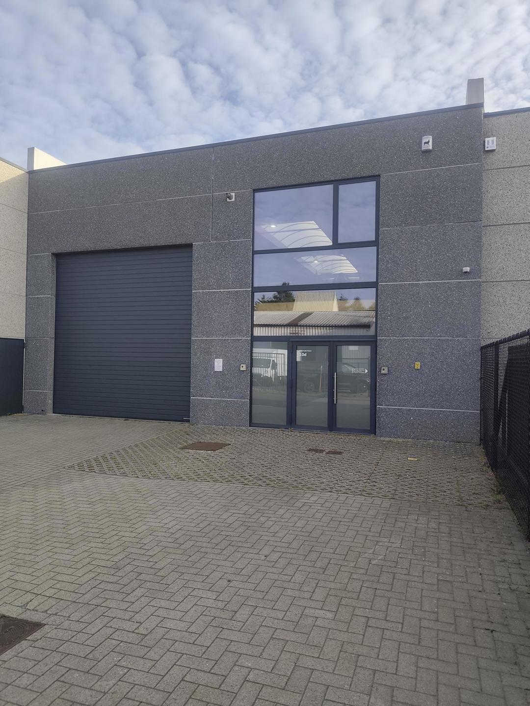 Ruime, goed uitgeruste KMO-unit/magazijn van ca. 480m² gelegen te Essen, bedrijventerrein 'De Rijkmaker".