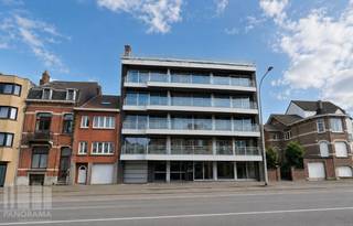 Strategisch gelegen<strong> kantoorruimte</strong> van<strong> 960 m²</strong> op de grens van Sint-Jans-Molenbeek en Dilbeek, op slechts enkele honderden meters van de <strong>Brusselse Ring</strong>.<br /><br />Het gelijkvloers beschikt over een private inkomhal, open en afgesloten kantoorruimtes, sanitaire voorzieningen, een volledig uitgeruste keuken en een ruime polyvalente ruimte met <strong>veel natuurlijke lichtinval </strong>dankzij de aangename patio en binnentuin. Achteraan bevindt zich een praktische stockageruimte.<br /><br />Daarnaast omvat het pand een kelder-/opslagruimte en <strong>6 privatieve ondergrondse parkeerplaatsen</strong>.<br /><br />Achteraan grenst de eigendom aan de Van Souststraat, waar tevens een braakliggend perceel wordt mee verkocht. Dit biedt potentieel voor de ontwikkeling van een woning of extra parkeerplaatsen, mits het bekomen van de nodige vergunningen.<br /><br />Contacteer<strong> PANORAMA B2B</strong> voor bijkomende informatie, plannen of een vrijblijvend plaatsbezoek via <strong>0477 09 00 09</strong>.