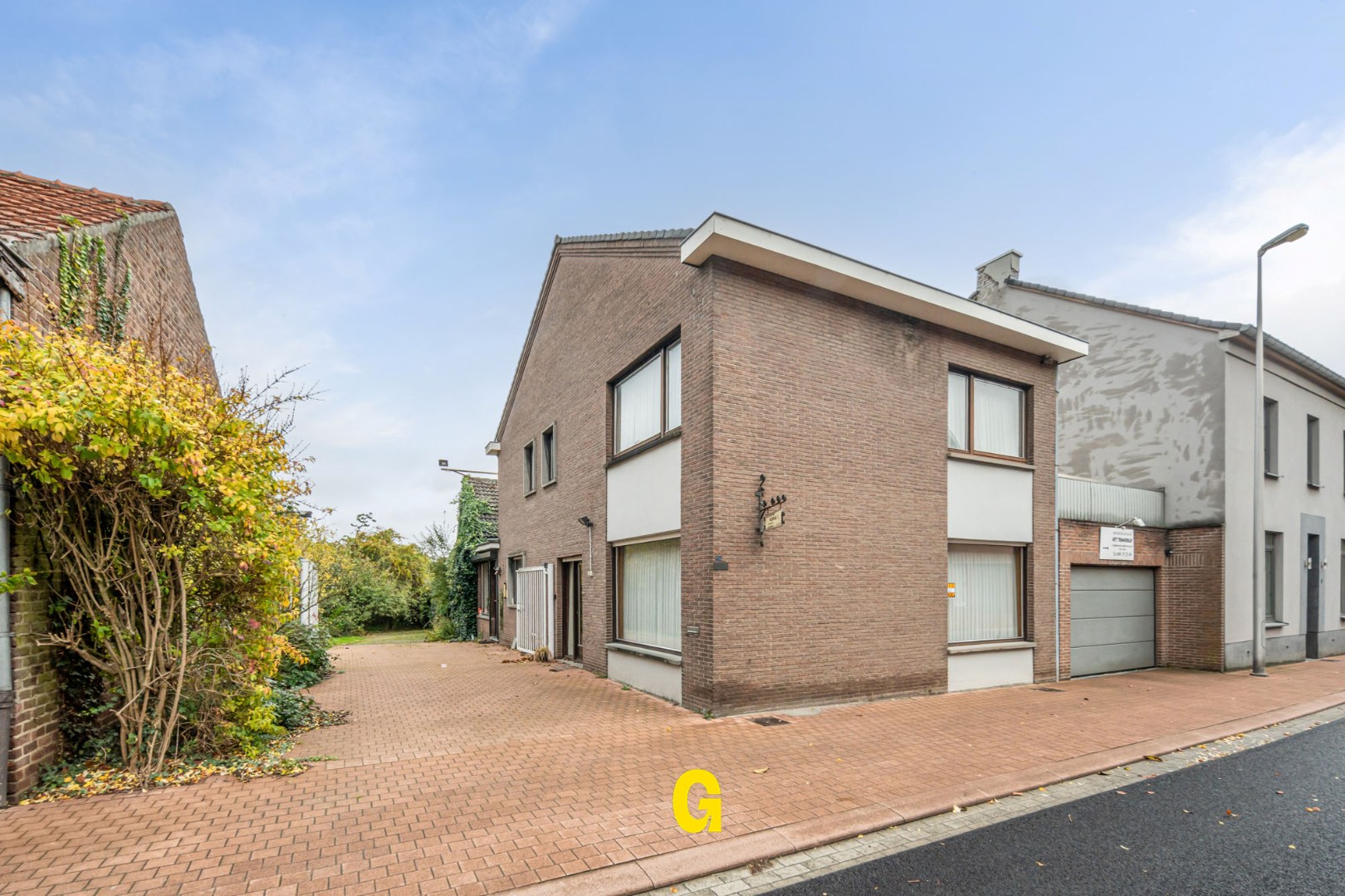 Degelijk gebouwde halfopen woning met tuin en 289 m² vergunde opslagplaatsen en garage, vlak bij het centrum van Hoeselt - foto 1