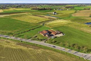 Charmante hoeve met gezinswoning, rustig gelegen en omgeven door uitgestrekte landerijen.De woning werd altijd zeer goed onderhouden en beschikt over...