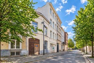 Een goed gelegen woning met 2 slaapkamers en ruime garage/atelier (40.00m² + mezzanine).<br />Ideaal gelegen nabij winkels, openbaar vervoer en invalswegen. <br /><br />Op het gelijkvloers: inkomhal, garage/atelier (40.00m² + mezzanine);<br />Op de eerste verdieping: overloop, keuken (12.00m²), living/leefruimte (18.00m²);<br />Op de tweede verdieping: nachthal, 2 slaapkamers (9.50 / 9.00m²), badkamer (bad, lavabo, toilet);<br />Verder: kruipzolder<br /><br />Buitenschrijnwerk PVC dubbel glas - Centrale verwarming op aardgas<br />EPC: 459 Kwh/m² <br />Perceeloppervlakte: 0a 55ca - kadastraal inkomen: 736 EUR<br />Vrij bij akte.<br /><br />Stedenbouwkundige inlichtingen aangevraagd.