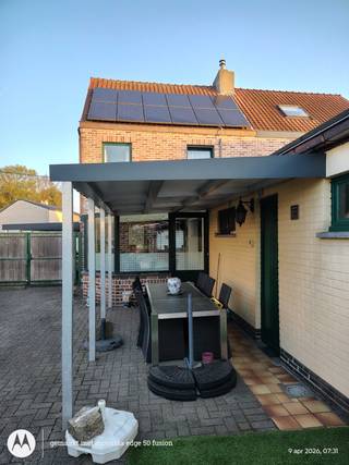 Te koop: instapklare halfopen bebouwing met ruime, onderhoudsvriendelijke tuinDeze instapklare en verzorgde halfopen woning bevindt zich op een...