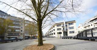 <strong>KIJKDAG MAANDAG 21 SEPT (AVOND) - Enkel op afspraak via stephanie@immodelestre.be. </strong><br />Erg ruim app. (125 m²), gelegen op een toplocatie met zicht op het gekende Kanunnik Colinetplein Aalst in een rustige Residentie. Makkelijk bereikbaar en toch een ‘groen, open uitzicht’ maken van deze ligging dan ook de ideale uitvalsbasis.<br />Winkels, horeca, openbaar vervoer bevinden zicht op wandelafstand. Ook de supermarkten van de diverse grote ketens liggen binnen een straal van minder dan 2 kilometer. De indeling is als volgt: inkomhal met vestiaire, ruime leefruimte met parket, ingerichte keuken, twee ruime slaapkamers, afzonderlijk toilet, bergruimte met plaats voor wasmachine, terras aan de achterzijde. In de kelder is nog een erg ruime berging dewelke begrepen is in de huurprijs. Beschikbaar: onmiddellijk. De maandelijkse huurprijs bedraagt 845 euro. Gemeenschappelijke kosten: 50 euro (provisie). Voorschot verwarming: 100 euro. Optioneel mogelijk om een nabijgelegen garage te huren aan 93 euro per maand.  Verder is er een ruime parking voor de deur of in de nabijgelegen ‘Kroon Parking’.