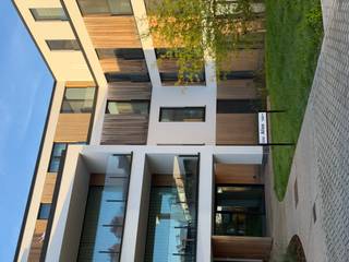 <p>Ontdek dit prachtige nieuwbouwappartement op het gelijkvloers van de groene nieuwbouwsite Villa Alixe in Lokeren! Het appartement combineert een hoogwaardige afwerking met hedendaags wooncomfort, moderne voorzieningen en een uitstekende energiezuinigheid.</p><p>Bij het binnenkomen word je verwelkomd in de inkomhal met gastentoilet. De volledig geïnstalleerde open keuken sluit naadloos aan op de lichtrijke leefruimte, waar de grote raampartijen zorgen voor een aangename natuurlijke lichtinval en een mooie verbinding met het aansluitende terras. Verder beschikt het appartement over een praktische berging, een nachthal, twee volwaardige slaapkamers en een ruime badkamer met douchebad en dubbele wastafel. Dankzij het aanwezige systeem kan het appartement zowel verwarmd als gekoeld worden, waardoor je het hele jaar door geniet van een aangenaam binnenklimaat. Bovendien is het appartement uitgerust met een alarmsysteem en individuele zonnepanelen.</p><p>Met een EPC-label A en ventilatiesysteem D geniet je van een bijzonder energiezuinige woonomgeving. Ook de ligging is een absolute troef: de groene site bevindt zich vlak bij het openbaar vervoer, winkels en het centrum van Lokeren. Dankzij de vlotte verbinding met verschillende belangrijke invalswegen en snelwegen bereik je de kust in ongeveer een uur. Ook steden zoals Antwerpen, Gent en Brussel zijn zowel met de wagen als met de trein vlot bereikbaar.</p><p>Parkeren in de Oeverparkdreef is mogelijk met de correcte bewonerskaart. Bovendien is er in de ondergrondse garage een fietsenstalling voorzien, die gemakkelijk bereikbaar is via een fietslift of via gewone toegang.</p><p>De huurprijs bedraagt € 1.100 per maand, aangevuld met € 80 gemeenschappelijke kosten. Het appartement is onmiddellijk beschikbaar.</p><p>Ben je op zoek naar een modern, hoogwaardig afgewerkt en energiezuinig appartement op een uitstekende locatie? Neem dan snel contact op voor een bezoek!</p>