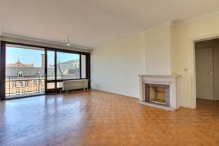 Dicht bij Montgomery Square, op de 6e verdieping van een goed onderhouden gebouw, prachtig appartement met 3 slaapkamers van 142 m² volgens PEB...