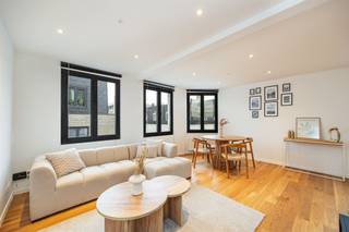  Helemaal instapklaar, in een levendige straat vol buurtplezier? Dit recent gerenoveerde hoekappartement op de tweede verdieping heeft álles:...