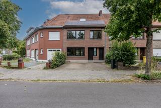 Instapklare gezinswoning met 4 slaapkamers op toplocatie.<br /><br />Bent u op zoek naar een instapklare woning op een rustige, maar centrale ligging? Dan is deze charmante gezinswoning in Herentals precies wat u zoekt. <br /><br />Op wandelafstand van het stadscentrum vindt u winkels, scholen, openbaar vervoer, sportfaciliteiten en alle dagelijkse voorzieningen. Bovendien geniet u van een vlotte verbinding naar de E313 en de omliggende gemeenten.<br /><br />Via de inkomhal betreedt u de gezellige leefruimte, waar een sfeervol salon en een ruime eetplaats naadloos in elkaar overvloeien. Dankzij het aangename zicht op de tuin geniet u hier van een open en lichtrijk gevoel. De halfopen keuken is volledig uitgerust met de nodige toestellen en sluit mooi aan op de leefruimte.<br /><br />Op het gelijkvloers bevinden zich verder een praktische berging, een apart gastentoilet en de toegang tot een koele, droge kelder.<br /><br />De eerste verdieping beschikt over twee ruime slaapkamers en een comfortabele badkamer, uitgerust met een ligbad, douche, groot lavabomeubel en een tweede apart toilet. Een extra kamer, ideaal als bureau of dressing, geeft via een vaste trap toegang tot de volledig ingerichte zolder. Hier bevinden zich nog twee (kinder)kamers met praktische ingemaakte kasten.<br /><br />Ook buiten heeft deze woning heel wat te bieden. De gezellige stadstuin is een heerlijke plek om te ontspannen en beschikt over een handige tuinberging. Extra praktisch is de achterliggende toegang tot het perceel, waardoor u eenvoudig met fietsen of vuilnisbakken de tuin kunt bereiken.<br /><br />Tot slot scoort deze woning ook uitstekend op vlak van energiezuinigheid. Dankzij de isolatie, de condenserende gasketel en de zonnepanelen geniet u van een gunstig EPC-label B, wat zich vertaalt in een lagere energiefactuur en extra wooncomfort.<br /><br />Kortom, een verzorgde en verrassend ruime gezinswoning op een uitstekende locatie, waar comfort, bereikbaarheid en energiezuinig wonen perfect samenkomen.<br /><br />Benieuwd? Bel ons voor een afspraak op 014 58 02 08 en ontdek zelf alles wat deze woning te bieden heeft!