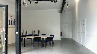 Op zoek naar een instapklaar kantoor op een vlot bereikbare locatie? Ontdek dit <strong>ruime kantoor (103 m²) </strong>gelegen achteraan in het HUB Business Centrum te Temse.<br />Het kantoor is <strong>onmiddellijk beschikbaar</strong> en biedt alle comfort voor een aangename werkomgeving.<br /><br /><u><strong>Indeling en voorzieningen:</strong></u><br />Ingerichte keuken<br />Berging<br />2 aparte toiletten<br />Beamer aanwezig<br />Mogelijkheid tot gemeubelde huur<br />EPC label B <br /><br /><u><strong>Praktisch:</strong></u><br />Huurprijs: €900/maand<br />Forfaitaire onkosten: €250/maand <em>(deze onkosten omvatten: verbruik nutsvoorzieningen (elektriciteit, water, airco &amp; verwarming), gebruik van parkeerplaats, internet (wifi op beveiligd netwerk), camerabewaking, eén telefonielijn met toestel, bestickering van de deur, logo in de doorgang en brievenbus en afvalverwerking).</em><br /><br />Interesse of een bezoek plannen?<br />Mail naar cvg@claves.be of bel 03/502.98.74.