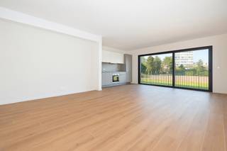 <p>Magnifique appartement peint de 3 chambres de 107m² + grande terrasse à Agatha Garden. L'appartement dispose de 3 grandes chambres et de 2 belles salles de bains. PEB A/B+, facture de 80% de consommation en moins par rapport à un appartement de 20 ans. Cave à € 5.000 et parking en option. Vente soumise à la TVA et aux droits d'enregistrement. POSSIBILITÉ DE 6%.</p>