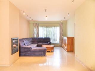 <p><span>Op zoek naar een woning met veel potentieel, vlakbij alle invalswegen, scholen en winkels? Dan is deze te moderniseren gezinswoning precies wat je zoekt. De ruime leefruimte sluit naadloos aan op de keuken en eetruimte, die achteraan de woning toegang biedt tot de tuin met tuinhuis. Op de eerste verdieping bevinden zich drie slaapkamers en een badkamer met douchecabine. Bovendien beschikt de woning over zonnepanelen en vloerverwarming. Het dak werd recent vernieuwd en geïsoleerd met EPDM.</span></p>