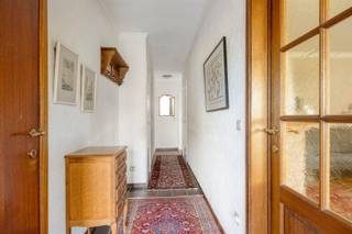 <p><span><strong>TE KOOP: Verzorgd appartement met 2 slaapkamers en ondergrondse staanplaats in hartje Heusden!</strong></span><br /><span>Dit verzorgde appartement met 2 slaapkamers is centraal gelegen in de Cijnshofstraat, pal in het centrum van Heusden-Dorp en vlak bij het Sint-Willibrordusplein. Winkels, scholen, openbaar vervoer en tal van dagelijkse voorzieningen bevinden zich hierdoor op wandelafstand.</span><br /><span>Een belangrijke troef is het uitstekende EPC-label A. In combinatie met de recent vernieuwde ramen en vernieuwde gasketel geniet u hier van een energiezuinig en comfortabel appartement.</span><br /><span>Het appartement bevindt zich op de eerste verdieping en is eenvoudig bereikbaar met de lift. Met zijn praktische indeling, twee ruime slaapkamers, twee terrassen en ondergrondse staanplaats vormt dit appartement een interessante opportuniteit voor zowel eigen bewoning als investering.</span><br /><span><strong>Indeling:</strong></span><br /><span>Inkomhal, lichtrijke leefruimte met toegang tot het terras, volledig uitgeruste keuken, praktische berging, apart gastentoilet, badkamer met douche en twee ruime slaapkamers. Via één van de slaapkamers heeft u eveneens toegang tot het terras aan de achterzijde van het gebouw.</span><br /><span>Daarnaast beschikt het appartement over een ruime ondergrondse autostaanplaats.</span><br /><span><strong>Ligging:</strong></span><br /><span>Een belangrijke troef is zonder twijfel de centrale ligging in het hart van Heusden-Dorp, vlak bij het Sint-Willibrordusplein en de kerk. Winkels, bakker, scholen, bibliotheek, openbaar vervoer en andere dagelijkse voorzieningen bevinden zich in de onmiddellijke omgeving. Ook de omliggende gemeenten en belangrijke verbindingswegen zijn vlot bereikbaar.</span><br /><span><strong>Troeven:</strong></span><br /><span>- Uitstekend EPC-label A!</span><br /><span>- Pal in het centrum van Heusden-Dorp!</span><br /><span>- 2 ruime slaapkamers!</span><br /><span>- 2 terrassen!</span><br /><span>- Ruime ondergrondse autostaanplaats!</span><br /><span>- Recent vernieuwde ramen!</span><br /><span>- Vernieuwde gasketel!</span><br /><span>- Rolluiken!</span><br /><span><strong>EPC A met certificaatnummer 20260806-0003928651-RES-1</strong></span><br /><span><strong>P-score: A</strong></span><br /><span><strong>G-score: A</strong></span><br /><span><strong>Niet gelegen in signaalgebied, niet gelegen in een afgebakende oeverzone of een afgebakend overstromingsgebied.</strong></span><br /><span><strong>Stedenbouwkundige informatie: woongebied – bouwvergunning – geen voorkooprecht – geen dagvaarding – geen verkavelingsvoorschriften</strong></span><br /><span><strong>Bron bewoonbare oppervlakte: EPC</strong></span></p>