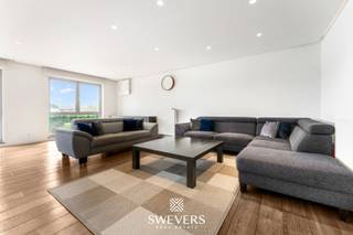 Voor meer info en foto’s, surf naar www.swevers.be – Dit prachtig gerenoveerde appartement op de eerste verdieping aan de Kazernelaan 38/1 in Houthalen-Helchteren biedt 178 m² woonruimte. Met een instapklare afwerking, airconditioning en veel lichtinval dankzij de grote raampartijen, geniet u hier van optimaal wooncomfort. De ruime woonkamer (58 m²) loopt over in een moderne open keuken met kookeiland. Het appartement beschikt over drie slaapkamers, waarvan de master bedroom 20 m² meet. De stijlvolle badkamer is voorzien van een bad en een inloopdouche. Een ruim terras van 22 m² op het zuidwesten maakt het geheel af. Daarnaast is er een eigen parkeerplaats en een kelderberging. Gelegen op 500 meter van het centrum en op 4 km van de snelweg, ligt alles wat u nodig heeft binnen handbereik. Voor meer informatie, bel 011 255 155. Bron bewoonbare oppervlakte: EPC – verslag.