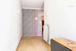 Ontdek deze ruime gesloten bebouwing, gunstig gelegen nabij het centrum van Herentals.<br /><br />Op het gelijkvloers wordt u verwelkomd in een royale inkomhal die meteen een ruimtelijk gevoel geeft. Deze verdieping omvat daarnaast een inpandige garage, drie volwaardige slaapkamers, een badkamer en een ruime berging/technische ruimte. Daarnaast is er ook een kelder aanwezig. De indeling biedt verschillende mogelijkheden en kan naar eigen wensen worden ingericht.<br /><br />De bovenverdieping vormt het leefgedeelte van de woning en bestaat uit een grote, lichtrijke leefruimte met een aangenaam open gevoel. Aansluitend bevindt zich de ruime keuken met voldoende plaats voor eet- en kookruimte, evenals een praktische berging voor extra opbergruimte.<br />Vanuit de keuken heeft u toegang tot het aangename terras. <br /><br /><strong>Troeven:</strong>
<ul>
	<li>3 slaapkamers</li>
	<li>Inpandige garage, parkeer mogelijkheid aan straat </li>
	<li>Lichtrijke leefruimte</li>
	<li>Ruime keuken met berging</li>
	<li>Aangenaam terras</li>
</ul>
<br /><strong>Ligging:</strong><br />Rustig gelegen in Herentals met alle faciliteiten (winkels, scholen, openbaar vervoer, …) in de buurt. Het centrum bevindt zich op wandelafstand, waardoor u geniet van een vlotte toegang tot winkels, horeca en andere voorzieningen. Bushaltes liggen op slechts 5 à 10 minuten wandelen en ook het station is vlot bereikbaar (± 10–15 minuten). Daarnaast zijn de invalswegen naar de omliggende gemeenten alsook de oprit van de E313 snel en eenvoudig bereikbaar. Binnen een straal van 2 km vindt u tal van winkels, supermarkten en lokale handelaars.<br /><br />Dankzij de indeling en de beschikbare ruimtes kan deze woning, mits de nodige aanpassingen eventueel ook interessant zijn voor het inrichten van een praktijkruimte/handelsruimte <br /><br /><strong>Benieuwd of dit jouw plek kan worden?</strong><br />We nemen graag de tijd om je deze woning ter plaatse te laten ontdekken.<br />📞 014 84 83 69<br />✉️ info@sublimmo.be