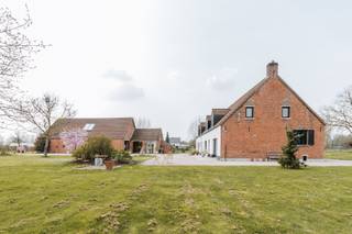 <p>In het landelijke Vremde, een deelgemeente van Boechout, bevindt zich dit uitzonderlijke domein van ca. 19.000 m² met een prachtig gerenoveerde hoeve, een indrukwekkend atelier, een apart gastenverblijf en een recent stallencomplex. Een eigendom waar wonen, werken, natuur en beleving naadloos samenkomen.</p><p>De voormalige hoeve werd de afgelopen jaren grondig gerenoveerd en uitgebreid met respect voor het authentieke karakter en hedendaags comfort. Authentieke materialen, zichtbare balken en grote raampartijen zorgen voor een lichtrijk geheel. De woning beschikt over meerdere leefruimtes, een leefkeuken, bureau, wijnkelder en op de verdieping onder meer 2 slaapkamers, badkamer, dressing en sauna. De hoofdslaapkamer is ingericht als aparte studio met eigen badkamer en uniek zicht over het weiland. </p><p>De royale schuur is ingericht als multifunctionele ruimte met eigen keuken, ideaal als atelier, galerie of inspirerende werkplek. Het charmante gastenverblijf, het bakkershuisje, biedt bijkomende slaapkamers en badkamer en kan ook perfect dienstdoen als kangoeroewoning of home office.</p><p>Verder beschikt het domein over luxueuze stallen met <span>een weide volgens paddock paradise principe, </span>een moestuin en aangelegde tuin omgeven door het landelijke karakter.</p><p>Een zeldzame eigendom in Boechout met tal van mogelijkheden voor wie op zoek is naar ruimte, rust en karakter, op korte afstand van Antwerpen.</p>